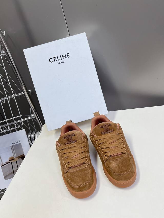 男装10 CELINE思琳最新春夏走秀款情侣面包鞋 这一季运动休闲鞋无论从楦型的轮廓隔板的拼接都让人耳目一新、前后品牌LOGO相呼应、大底边位明显Celine字