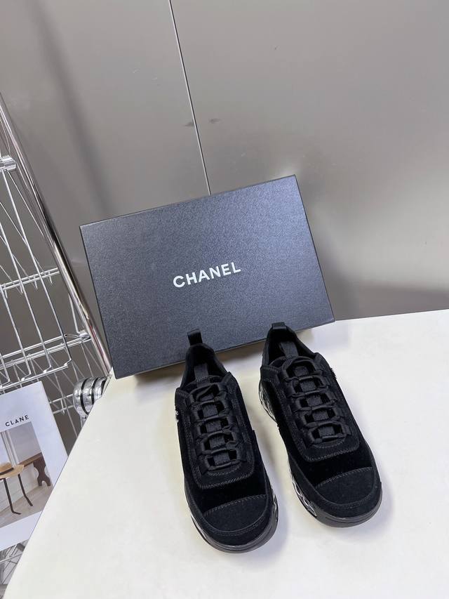 CHANEL香奈儿经典运动鞋超级网红系！超多网红上脚，专柜超火香奈儿的世界一直是女生梦寐以求的，简约的隔板设计 超级演绎多重质感效果，最抢眼LOGO双C也是超爱