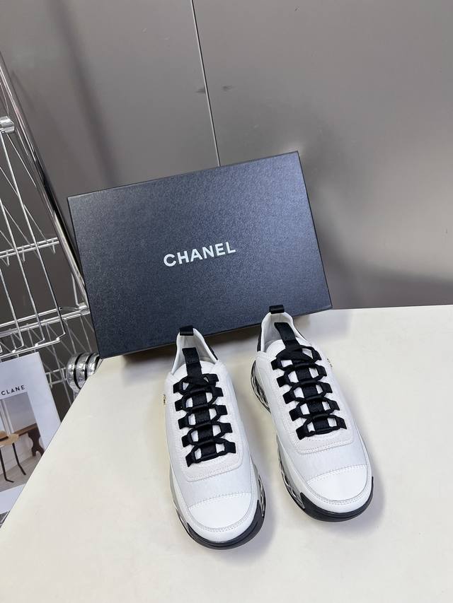 CHANEL香奈儿经典运动鞋超级网红系！超多网红上脚，专柜超火香奈儿的世界一直是女生梦寐以求的，简约的隔板设计 超级演绎多重质感效果，最抢眼LOGO双C也是超爱