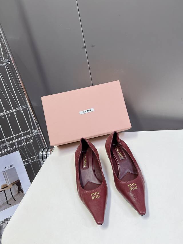 MIUMIU缪缪春夏秀款时装鞋 真的好仙好美，小尖头设计风格，时尚简约，增高又百搭，上脚超好看，～实物真的超美！追求质感和春夏明亮色系的组合 脚感非常舒适LOO