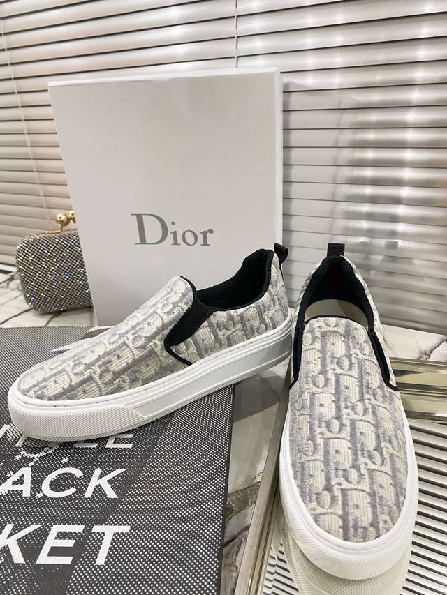DIOR 20fw厚底天鹅绒刺绣一脚蹬官方名字：dior solar便鞋鞋面天鹅材质，通体D家oblique老花刺绣！深色系，轻松融入秋冬look，巨百搭！天鹅