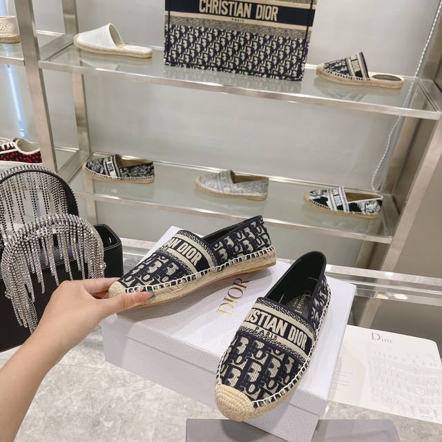 出厂批： 单鞋 、半拖 Dior21春夏新品老花刺绣草编渔夫鞋 原版购入顶级品质材质与工艺：进口机器3D立体刺绣原版定制羊皮内里全手工麻绳缝制+开模橡胶星星装饰