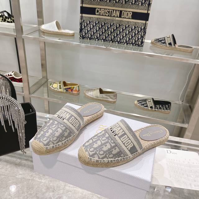 出厂批： 单鞋 、半拖 Dior21春夏新品老花刺绣草编渔夫鞋 原版购入顶级品质材质与工艺：进口机器3D立体刺绣原版定制羊皮内里全手工麻绳缝制+开模橡胶星星装饰