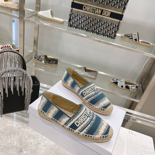 出厂批： 单鞋 、半拖 Dior 21春夏新品老花刺绣草编渔夫鞋 原版购入顶级品质材质与工艺：进口机器3D立体刺绣原版定制羊皮内里全手工麻绳缝制+开模橡胶星星装