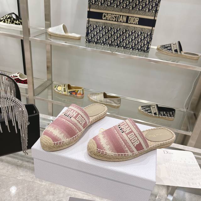 出厂批： 单鞋 、半拖 Dior 21春夏新品老花刺绣草编渔夫鞋 原版购入顶级品质材质与工艺：进口机器3D立体刺绣原版定制羊皮内里全手工麻绳缝制+开模橡胶星星装