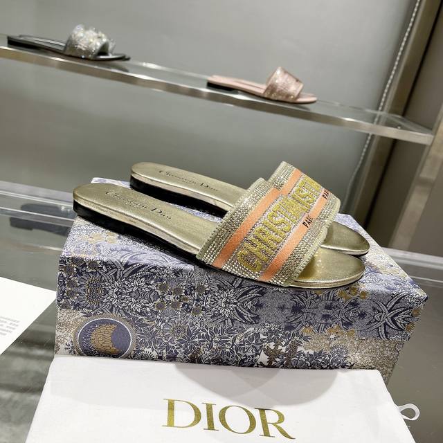 跑量： 钻面Dior 新色CD迪奥女士老花刺绣皮底拖鞋克里斯丁迪奥一直是华丽与高雅的代名词，在时尚殿堂一直是雄踞顶端特別值得一提的是：鞋底绣花图案，再現Chrs