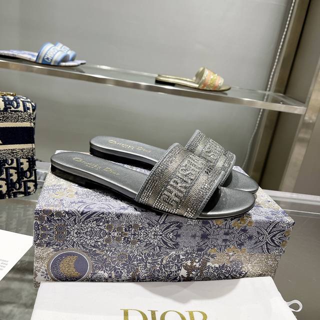 跑量： 钻面Dior 新色CD迪奥女士老花刺绣皮底拖鞋克里斯丁迪奥一直是华丽与高雅的代名词，在时尚殿堂一直是雄踞顶端特別值得一提的是：鞋底绣花图案，再現Chrs