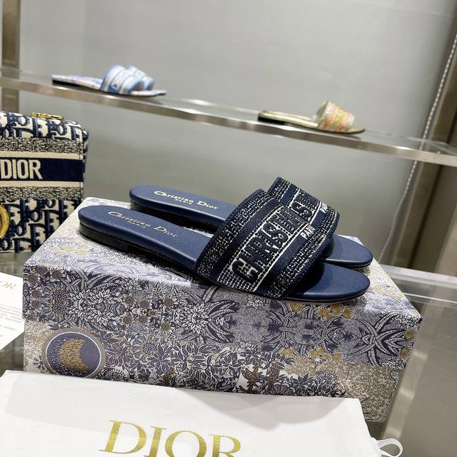 跑量： 钻面Dior 新色CD迪奥女士老花刺绣皮底拖鞋克里斯丁迪奥一直是华丽与高雅的代名词，在时尚殿堂一直是雄踞顶端特別值得一提的是：鞋底绣花图案，再現Chrs