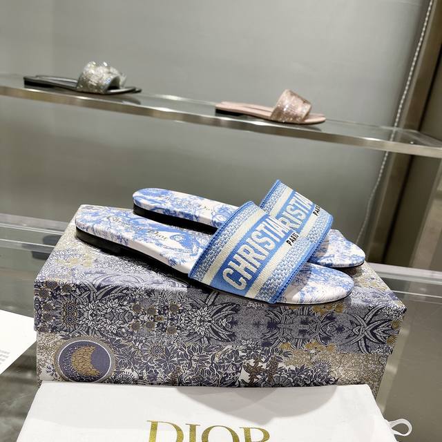 出厂： Dior 新色CD迪奥女士老花刺绣皮底拖鞋克里斯丁迪奥一直是华丽与高雅的代名词，在时尚殿堂一直是雄踞顶端特別值得一提的是：鞋底绣花图案，再現Chrsti