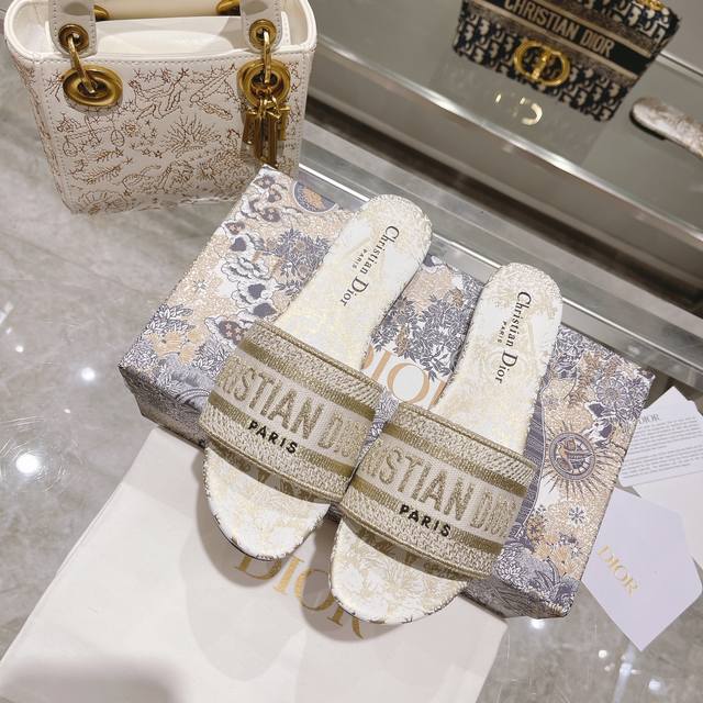 出厂： Dior 新色CD迪奥女士老花刺绣皮底拖鞋克里斯丁迪奥一直是华丽与高雅的代名词，在时尚殿堂一直是雄踞顶端特別值得一提的是：鞋底绣花图案，再現Chrsti