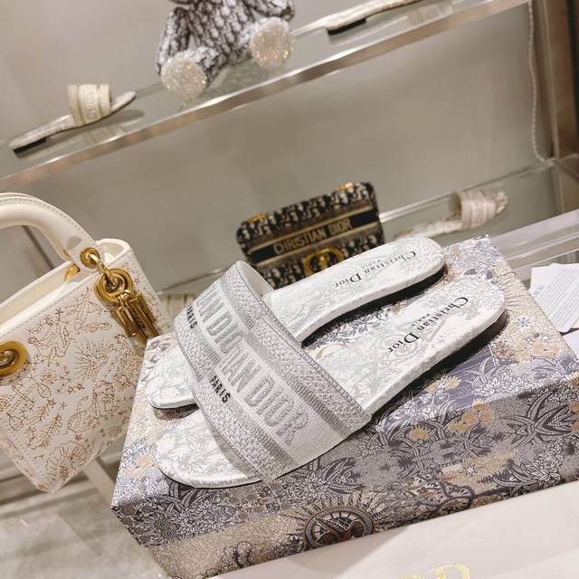 出厂： Dior 新色CD迪奥女士老花刺绣皮底拖鞋克里斯丁迪奥一直是华丽与高雅的代名词，在时尚殿堂一直是雄踞顶端特別值得一提的是：鞋底绣花图案，再現Chrsti