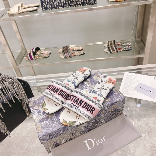 出厂： Dior春夏新款CD迪奥女士老花刺绣皮底拖鞋克里斯丁迪奥一直是华丽与高雅的代名词，在时尚殿堂一直是雄踞顶端特別值得一提的是：鞋底绣花图案，再現Chrst