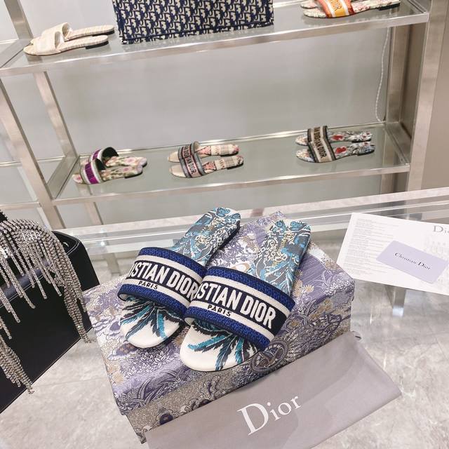 出厂： Dior春夏新款CD迪奥女士老花刺绣皮底拖鞋克里斯丁迪奥一直是华丽与高雅的代名词，在时尚殿堂一直是雄踞顶端特別值得一提的是：鞋底绣花图案，再現Chrst