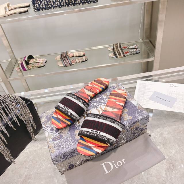 出厂： Dior春夏新款CD迪奥女士老花刺绣皮底拖鞋克里斯丁迪奥一直是华丽与高雅的代名词，在时尚殿堂一直是雄踞顶端特別值得一提的是：鞋底绣花图案，再現Chrst