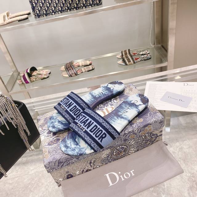 出厂： Dior春夏新款CD迪奥女士老花刺绣皮底拖鞋克里斯丁迪奥一直是华丽与高雅的代名词，在时尚殿堂一直是雄踞顶端特別值得一提的是：鞋底绣花图案，再現Chrst