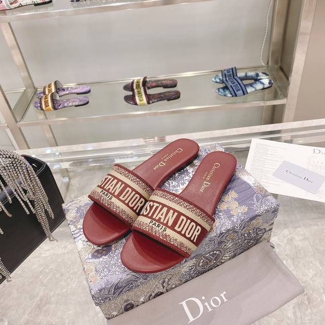 出厂： Dior春夏新款CD迪奥女士老花刺绣皮底拖鞋克里斯丁迪奥一直是华丽与高雅的代名词，在时尚殿堂一直是雄踞顶端特別值得一提的是：鞋底绣花图案，再現Chrst