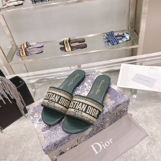 出厂： Dior春夏新款CD迪奥女士老花刺绣皮底拖鞋克里斯丁迪奥一直是华丽与高雅的代名词，在时尚殿堂一直是雄踞顶端特別值得一提的是：鞋底绣花图案，再現Chrst