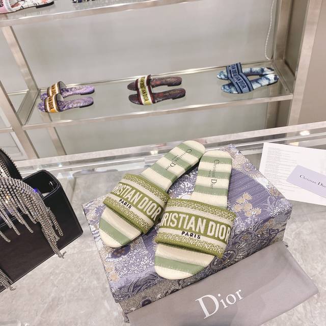 出厂： Dior春夏新款CD迪奥女士老花刺绣皮底拖鞋克里斯丁迪奥一直是华丽与高雅的代名词，在时尚殿堂一直是雄踞顶端特別值得一提的是：鞋底绣花图案，再現Chrst
