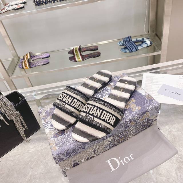 出厂： Dior春夏新款CD迪奥女士老花刺绣皮底拖鞋克里斯丁迪奥一直是华丽与高雅的代名词，在时尚殿堂一直是雄踞顶端特別值得一提的是：鞋底绣花图案，再現Chrst