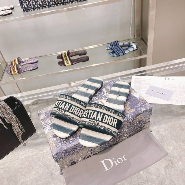 出厂： Dior春夏新款CD迪奥女士老花刺绣皮底拖鞋克里斯丁迪奥一直是华丽与高雅的代名词，在时尚殿堂一直是雄踞顶端特別值得一提的是：鞋底绣花图案，再現Chrst