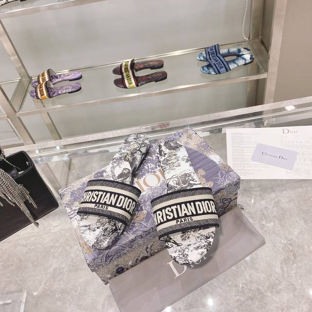 出厂： Dior春夏新款CD迪奥女士老花刺绣皮底拖鞋克里斯丁迪奥一直是华丽与高雅的代名词，在时尚殿堂一直是雄踞顶端特別值得一提的是：鞋底绣花图案，再現Chrst
