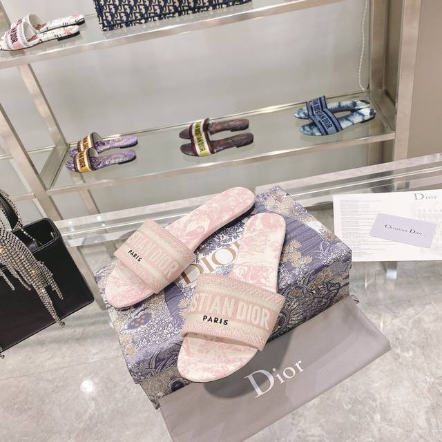 出厂： Dior春夏新款CD迪奥女士老花刺绣皮底拖鞋克里斯丁迪奥一直是华丽与高雅的代名词，在时尚殿堂一直是雄踞顶端特別值得一提的是：鞋底绣花图案，再現Chrst