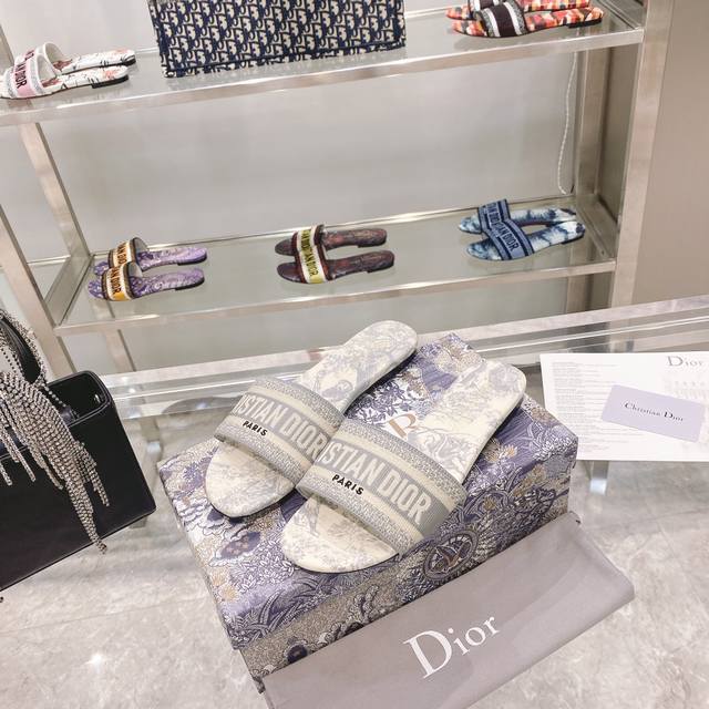 出厂： Dior春夏新款CD迪奥女士老花刺绣皮底拖鞋克里斯丁迪奥一直是华丽与高雅的代名词，在时尚殿堂一直是雄踞顶端特別值得一提的是：鞋底绣花图案，再現Chrst