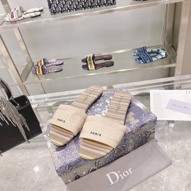 出厂： Dior春夏新款CD迪奥女士老花刺绣皮底拖鞋克里斯丁迪奥一直是华丽与高雅的代名词，在时尚殿堂一直是雄踞顶端特別值得一提的是：鞋底绣花图案，再現Chrst