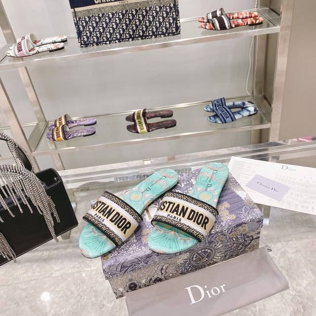 出厂： Dior春夏新款CD迪奥女士老花刺绣皮底拖鞋克里斯丁迪奥一直是华丽与高雅的代名词，在时尚殿堂一直是雄踞顶端特別值得一提的是：鞋底绣花图案，再現Chrst