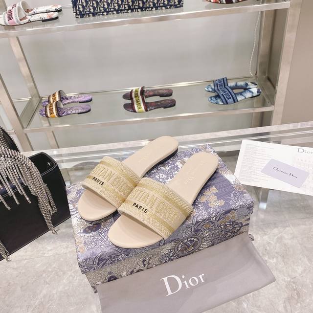 出厂： Dior春夏新款CD迪奥女士老花刺绣皮底拖鞋克里斯丁迪奥一直是华丽与高雅的代名词，在时尚殿堂一直是雄踞顶端特別值得一提的是：鞋底绣花图案，再現Chrst