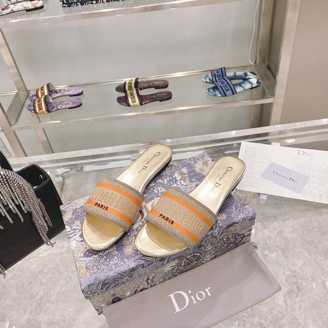 出厂： Dior春夏新款CD迪奥女士老花刺绣皮底拖鞋克里斯丁迪奥一直是华丽与高雅的代名词，在时尚殿堂一直是雄踞顶端特別值得一提的是：鞋底绣花图案，再現Chrst