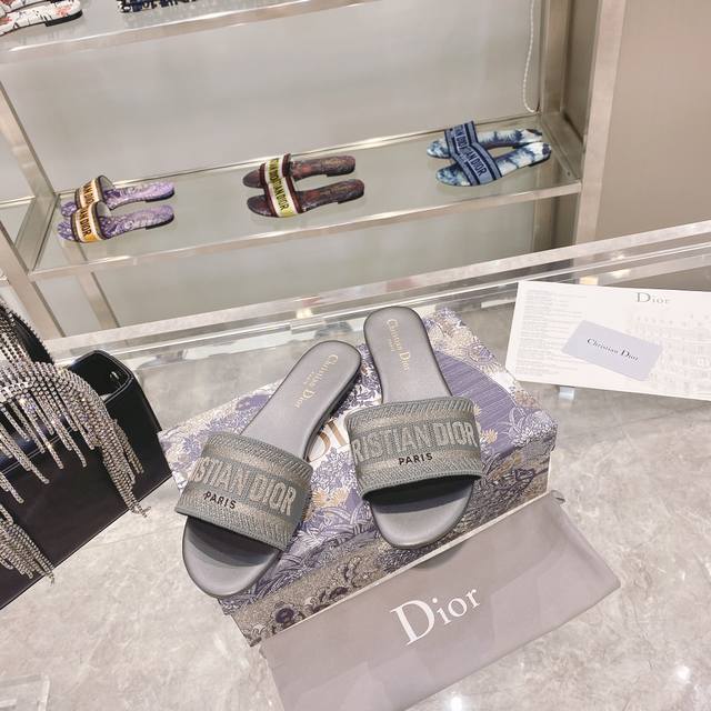 出厂： Dior春夏新款CD迪奥女士老花刺绣皮底拖鞋克里斯丁迪奥一直是华丽与高雅的代名词，在时尚殿堂一直是雄踞顶端特別值得一提的是：鞋底绣花图案，再現Chrst