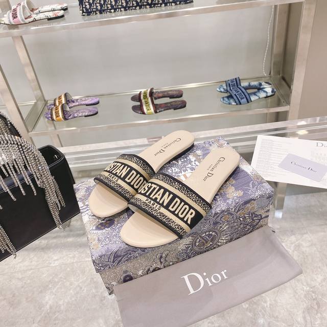 出厂： Dior春夏新款CD迪奥女士老花刺绣皮底拖鞋克里斯丁迪奥一直是华丽与高雅的代名词，在时尚殿堂一直是雄踞顶端特別值得一提的是：鞋底绣花图案，再現Chrst