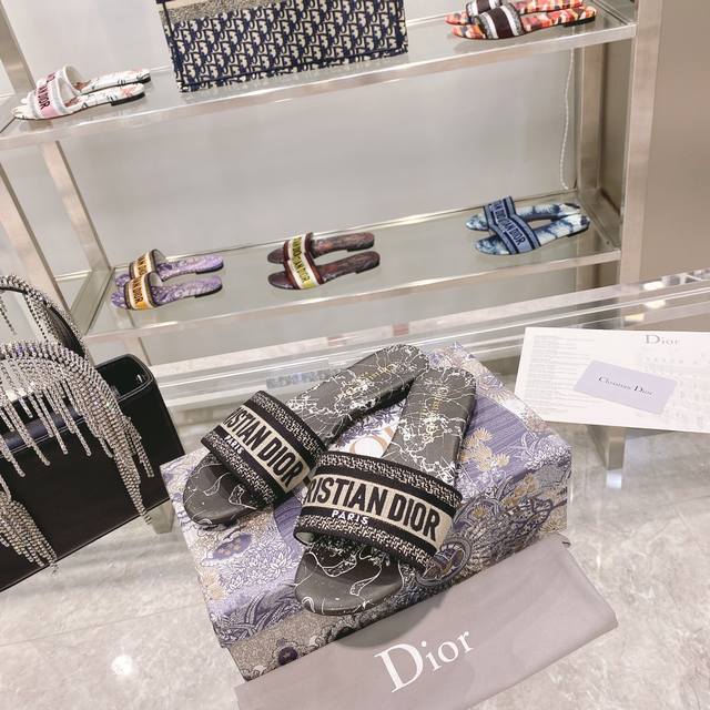 出厂： Dior春夏新款CD迪奥女士老花刺绣皮底拖鞋克里斯丁迪奥一直是华丽与高雅的代名词，在时尚殿堂一直是雄踞顶端特別值得一提的是：鞋底绣花图案，再現Chrst