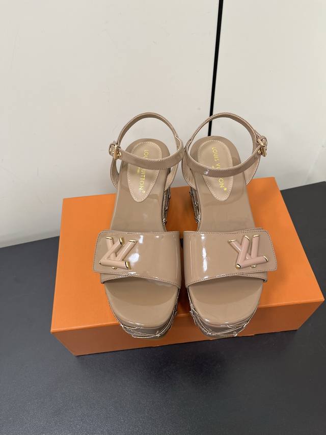 Lv最新恨天高 坡跟水台凉鞋2025夏季最新款Louis Vuitton 路易威登女款LV字母高跟凉鞋，此款V家凉鞋背面的Shake开放式臀部设计由进口小牛皮制