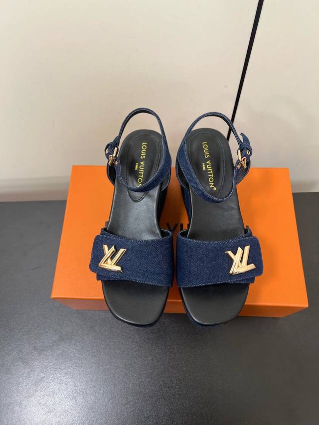 Lv最新恨天高 坡跟水台凉鞋2025夏季最新款Louis Vuitton 路易威登女款LV字母高跟凉鞋，此款V家凉鞋背面的Shake开放式臀部设计由进口小牛皮制