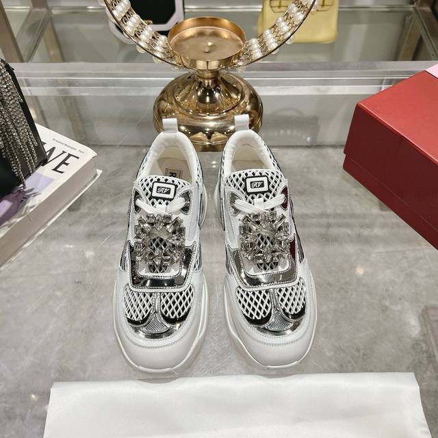 出厂 RV新款ROGER VIVIER品牌2025 Viv‘Motor系列最美运动休闲鞋～ 顶级版本 维维亚精致风格，皮革拼镜面织物和网眼面料制成点缀可拆卸闪钻