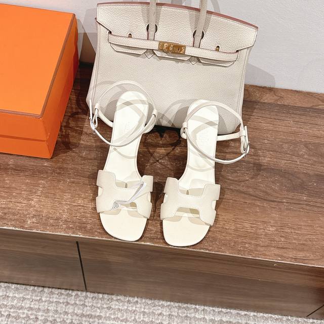 出厂价 Hermes 爱马仕Heden 80凉鞋系列 时尚又百搭 超级舒服 每个细节都做到极致 原版1:1独家私模五金钻扣 原版私模鞋跟 原版意大利真皮大底 原