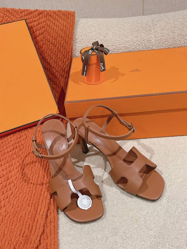 出厂价空面 钻面 Hermes 爱马仕Heden 80凉鞋系列 时尚又百搭 超级舒服 每个细节都做到极致 原版1:1独家私模五金钻扣 原版私模鞋跟 原版意大利真