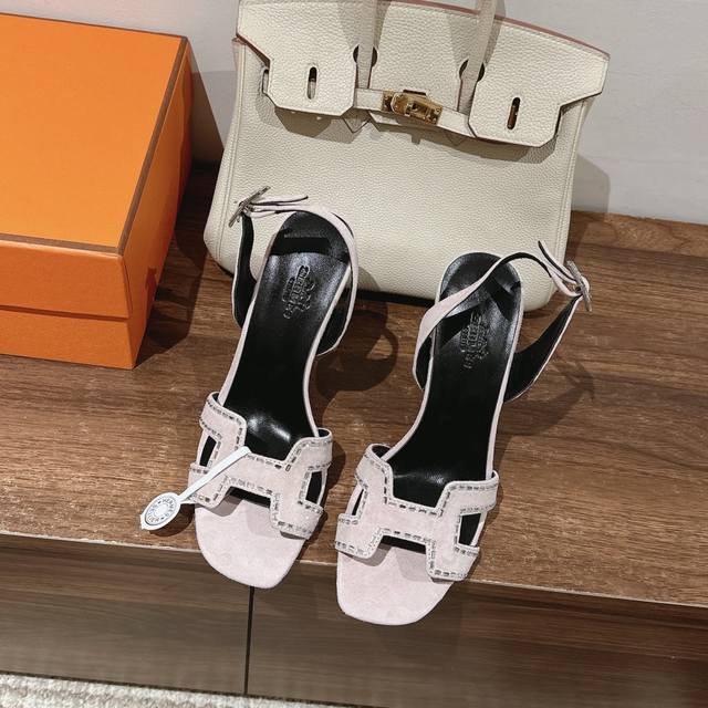 出厂价 Hermes Ella 105凉鞋系列 时尚又百搭 超级舒服 每个细节都做到极致 原版定制麂皮 内里混种羊皮 原版开模细跟鞋跟 独家开发钻扣五金饰品跟高