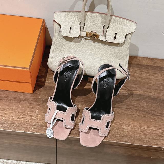 出厂价 Hermes Ella 105凉鞋系列 时尚又百搭 超级舒服 每个细节都做到极致 原版定制麂皮 内里混种羊皮 原版开模细跟鞋跟 独家开发钻扣五金饰品跟高