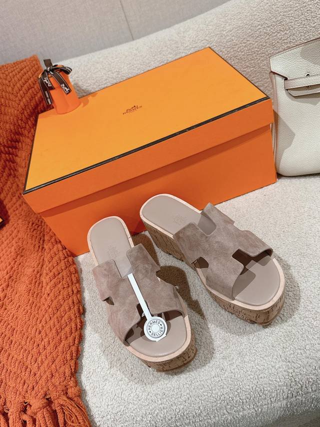 出厂价 Hermes 爱马仕 Eze 30 凉鞋系列 时尚又百搭 超级舒服 每个细节都做到极致 原版swift小牛皮 麂皮 原版1:1独家私模鞋面 原版私模真皮