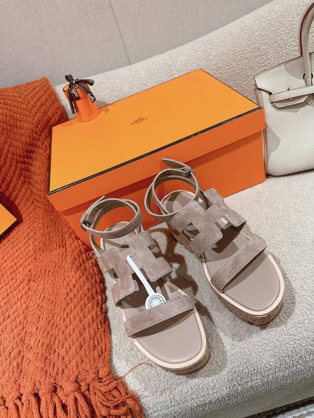 出厂价 Hermes 爱马仕 Havane 30 凉鞋系列 时尚又百搭 超级舒服 每个细节都做到极致 原版swift小牛皮 麂皮 原版1:1独家私模鞋面 原版私