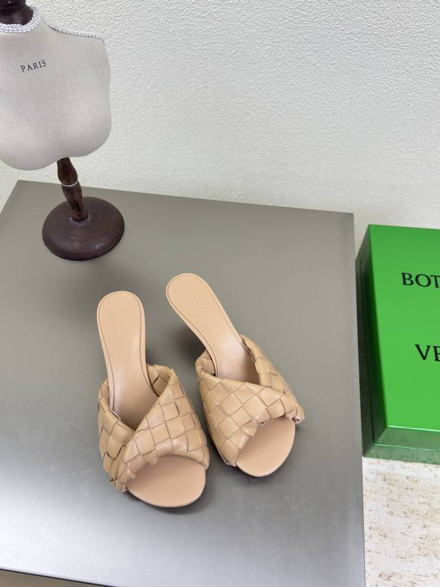 BV Blink 系列拖鞋15 毫米级 编织单鞋 真皮手工编织 杏色 编织 这款经典款 简直bv最新天花板啦双色彩色百搭 简约一块皮15毫米抽条 手工编织而成