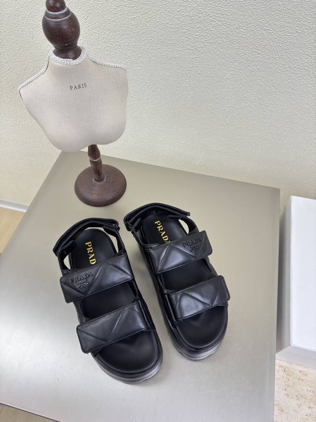 厚底魔术扣凉鞋 PRADA 厚底 设计 有格调 原版开模 舒适炸街 黑色 小牛皮材质 材质 金属logo 高级 工艺 引领前沿 内里 小羊皮 原版成型大底 码数