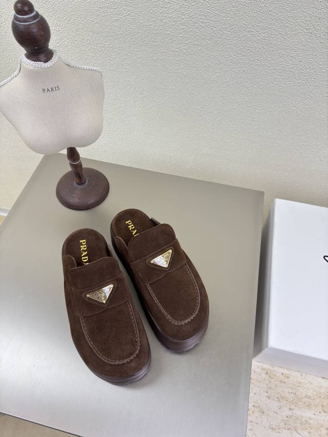 厚底乐福拖鞋 PRADA 厚底 设计 有格调 原版开模 舒适炸街 咖啡色 小牛反绒皮材质 材质 金属logo 高级 工艺 引领前沿 内里 小羊皮 原版成型大底