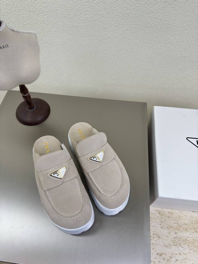 厚底乐福拖鞋 PRADA 厚底 设计 有格调 原版开模 舒适炸街 杏色 小牛反绒皮材质 材质 金属logo 高级 工艺 引领前沿 内里 小羊皮 原版成型大底 码