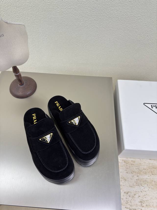 厚底乐福拖鞋 PRADA 厚底 设计 有格调 原版开模 舒适炸街 黑色 小牛反绒皮材质 材质 金属logo 高级 工艺 引领前沿 内里 小羊皮 原版成型大底 码