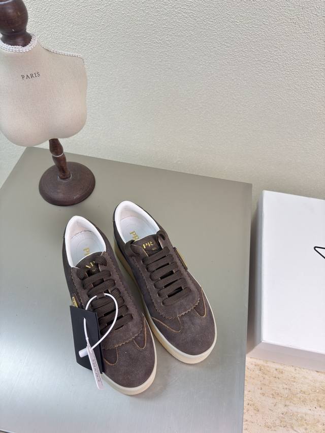 厚底运动鞋 PRADA 厚底 设计 有格调 原版开模 舒适炸街 咖啡色 小牛反绒皮 材质 材质 金属logo 高级 工艺 引领前沿 内里 小羊皮 原版成型大底