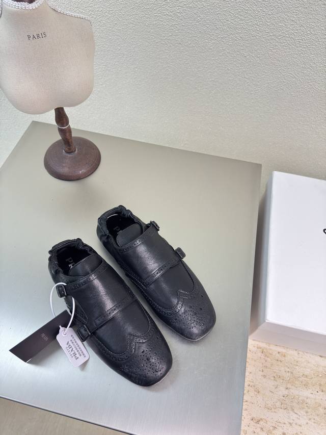 做旧平底 巴洛克风格PRADA 黑色 平底设计 简约设计 搭配三角标 logo 的设计和简约的线条 很有格调 简单纯粹得色调 原版开模 舒适炸街 小牛皮材质 材